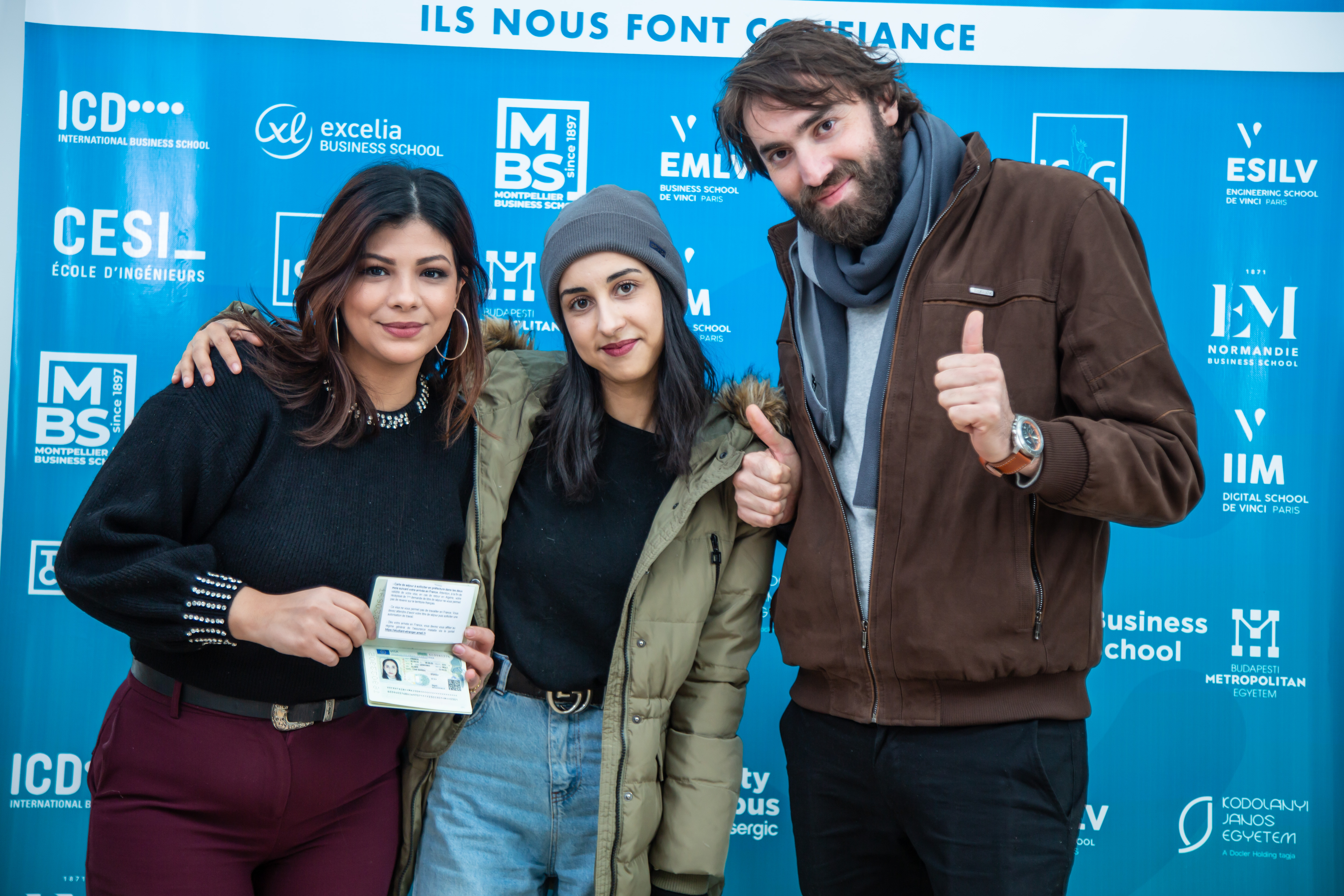 Équipe et étudiants Euro Campus devant le mur des écoles partenaires